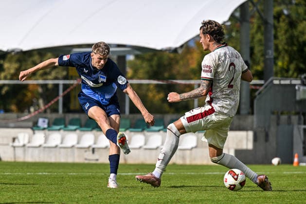 02.10.2026, GER, Fußball, Herren, FSP, FC Augsburg vs Hertha BSC Berlin Luca Schuler (Hertha BSC, 18) tunnelt beim Torschuss Calvin Brackelmann (FC Augsburg, 2) Augsburg Paul-Renz-Akademie Bayern Deutschland Copyright: xNordphotox xHafnerx