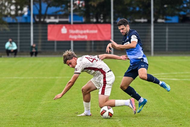 02.10.2026, GER, Fußball, Herren, FSP, FC Augsburg vs Hertha BSC Berlin Milo Adleff (FC Augsburg, 49), Josip Brekalo (Hertha BSC, 7) Augsburg Paul-Renz-Akademie Bayern Deutschland Copyright: xNordphotox xHafnerx