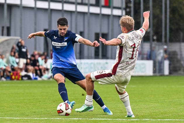 02.10.2026, GER, Fußball, Herren, FSP, FC Augsburg vs Hertha BSC Berlin Josip Brekalo (Hertha BSC, 7), Hennes Behrens (FC Augsburg, 16) Augsburg Paul-Renz-Akademie Bayern Deutschland Copyright: xNordphotox xHafnerx