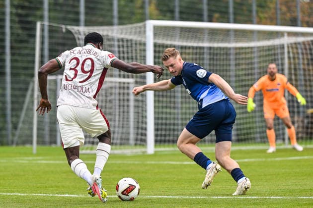 02.10.2026, GER, Fußball, Herren, FSP, FC Augsburg vs Hertha BSC Berlin Uchenna 0gundu (FC Augsburg, 39), Julian Eitschberger (Hertha BSC, 2) Augsburg Paul-Renz-Akademie Bayern Deutschland Copyright: xNordphotox xHafnerx