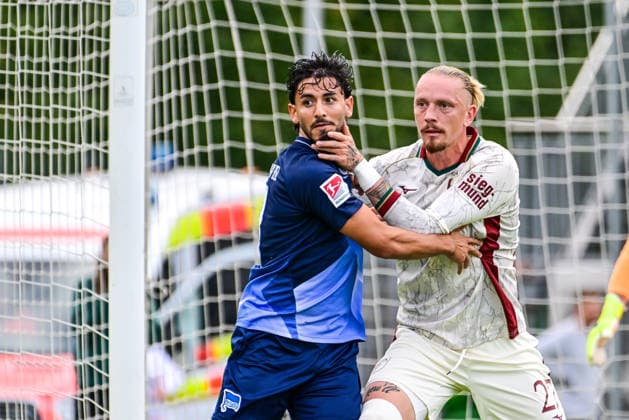 02.10.2026, GER, Fußball, Herren, FSP, FC Augsburg vs Hertha BSC Berlin Kevin Sessa (Hertha BSC, 8) und Marius Wolf (FC Augsburg, 27) beharken sich vor einem Eckball Augsburg Paul-Renz-Akademie Bayern Deutschland Copyright: xNordphotox xHafnerx