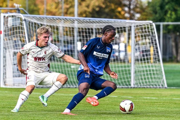 02.10.2026, GER, Fußball, Herren, FSP, FC Augsburg vs Hertha BSC Berlin Hennes Behrens (FC Augsburg, 16), Jelani Ndi (Hertha BSC, 28) Augsburg Paul-Renz-Akademie Bayern Deutschland Copyright: xNordphotox xHafnerx