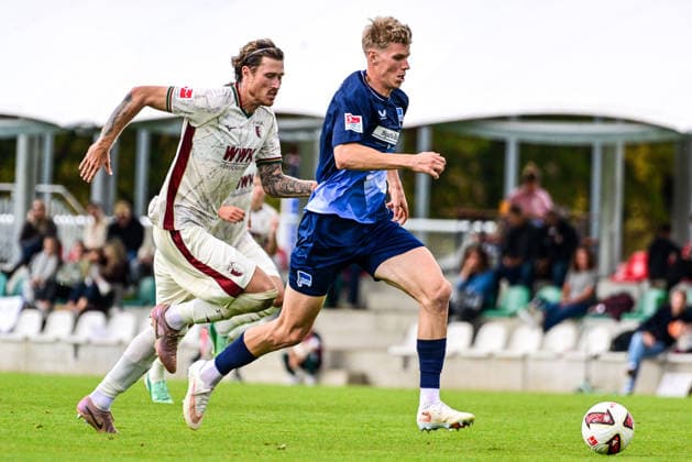 02.10.2026, GER, Fußball, Herren, FSP, FC Augsburg vs Hertha BSC Berlin Calvin Brackelmann (FC Augsburg, 2), Luca Schuler (Hertha BSC, 18) Augsburg Paul-Renz-Akademie Bayern Deutschland Copyright: xNordphotox xHafnerx