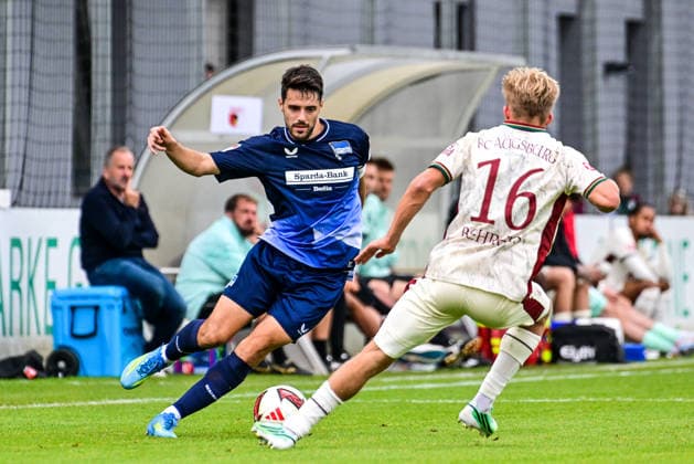 02.10.2026, GER, Fußball, Herren, FSP, FC Augsburg vs Hertha BSC Berlin Josip Brekalo (Hertha BSC, 7), Hennes Behrens (FC Augsburg, 16), im Hintergrund Manuel Baum (FC Augsburg) Augsburg Paul-Renz-Akademie Bayern Deutschland Copyright: xNordphotox xHafnerx