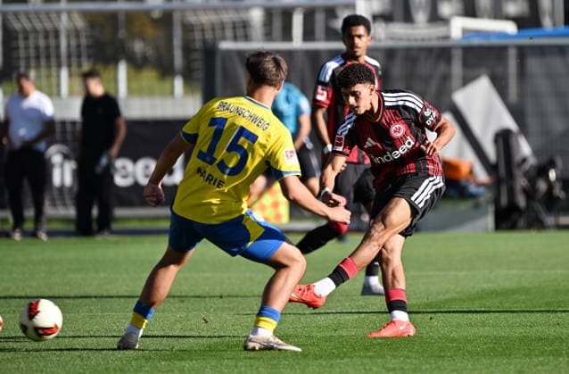02.10.2026, xjhx, Fussball Testspiel, Eintracht Frankfurt - Eintracht Braunschweig v.l. Max Marie (Eintracht Braunschweig), Ayoube Amaimouni-Echghouyab (Eintracht Frankfurt) Frankfurt am Main