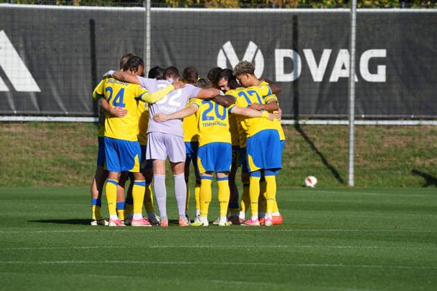 Braunschweig schwört sich ein - 02.10.2026 Bundesliga, Saison 26 27: Eintracht Frankfurt vs. Eintracht Braunschweig, Deutsche Bank Park, Trainingsplatz, Testspiel
