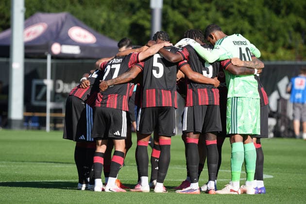 Eintracht schwört sich ein - 02.10.2026 Bundesliga, Saison 26 27: Eintracht Frankfurt vs. Eintracht Braunschweig, Deutsche Bank Park, Trainingsplatz, Testspiel