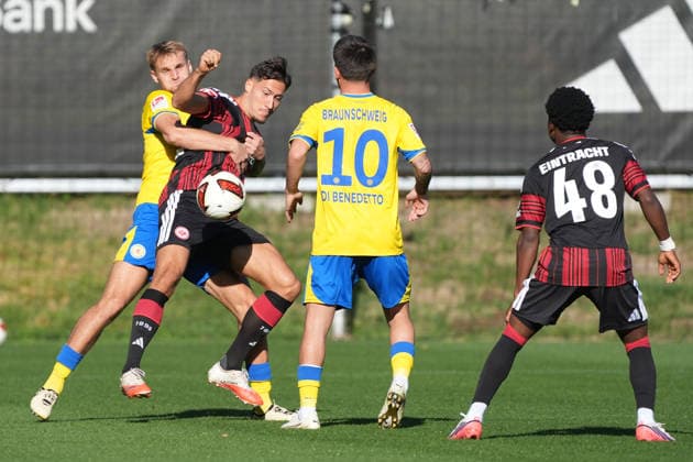 Younes Ebnoutalib (Eintracht Frankfurt) und Lawrence Setordije (Eintracht Frankfurt) greifen an - 02.10.2026 Bundesliga, Saison 26 27: Eintracht Frankfurt vs. Eintracht Braunschweig, Deutsche Bank Park, Trainingsplatz, Testspiel