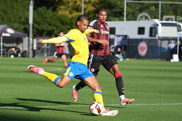 Sidi Sane (Eintracht Braunschweig, 24) zieht ab - 02.10.2026 Bundesliga, Saison 26 27: Eintracht Frankfurt vs. Eintracht Braunschweig, Deutsche Bank Park, Trainingsplatz, Testspiel