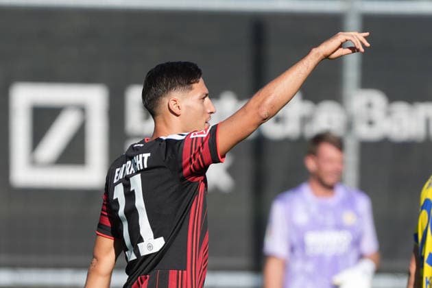 Younes Ebnoutalib (Eintracht Frankfurt) gibt Anweisungen - 02.10.2026 Bundesliga, Saison 26 27: Eintracht Frankfurt vs. Eintracht Braunschweig, Deutsche Bank Park, Trainingsplatz, Testspiel