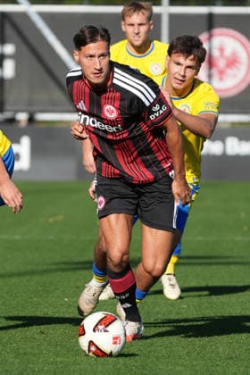 Younes Ebnoutalib (Eintracht Frankfurt) setzt sich durch - 02.10.2026 Bundesliga, Saison 26 27: Eintracht Frankfurt vs. Eintracht Braunschweig, Deutsche Bank Park, Trainingsplatz, Testspiel