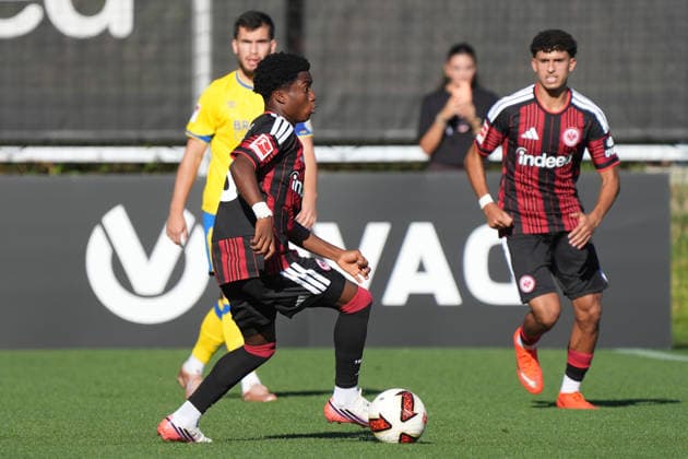 Lawrence Setordije (Eintracht Frankfurt) am Ball - 02.10.2026 Bundesliga, Saison 26 27: Eintracht Frankfurt vs. Eintracht Braunschweig, Deutsche Bank Park, Trainingsplatz, Testspiel