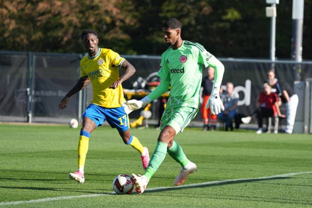 Torwart Kaua Santos (Eintracht Frankfurt) gegen Aaron Opoku (Eintracht Braunschweig, 17) - 02.10.2026 Bundesliga, Saison 26 27: Eintracht Frankfurt vs. Eintracht Braunschweig, Deutsche Bank Park, Trainingsplatz, Testspiel