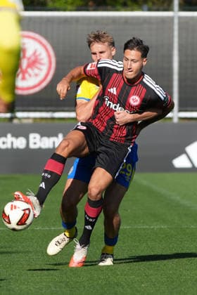 Younes Ebnoutalib (Eintracht Frankfurt) holt sich den Ball - 02.10.2026 Bundesliga, Saison 26 27: Eintracht Frankfurt vs. Eintracht Braunschweig, Deutsche Bank Park, Trainingsplatz, Testspiel