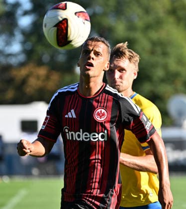 02.10.2026, xjhx, Fussball Testspiel, Eintracht Frankfurt - Eintracht Braunschweig v.l. Timothy Chandler (Eintracht Frankfurt), Lukas Frenkert (Eintracht Braunschweig) Frankfurt am Main
