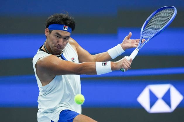 (261002) -- BEIJING, Oct. 2, 2026 -- Bu Yunchaokete of China hits a return during the men s singles second round match between Bu Yunchaokete of China and Novak Djokovic of Serbia at 2026 China Open tennis tournament in Beijing, China, Oct. 2, 2026. ) (SP)CHINA-BEIJING-TENNIS-CHINA OPEN-MEN S SINGLES(CN) JuxHuanzong 