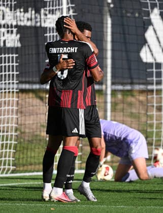 02.10.2026, xjhx, Fussball Testspiel, Eintracht Frankfurt - Eintracht Braunschweig v.l. Otavio (Eintracht Frankfurt), Ansgar Knauff (Eintracht Frankfurt) celebrate the goal, Der Torjubel zum 1:0 Frankfurt am Main