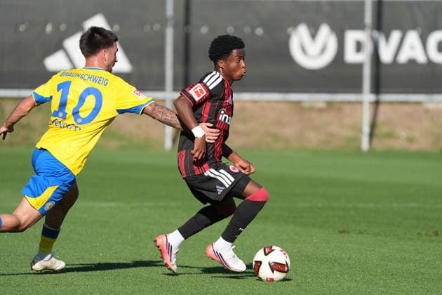 Lawrence Setordije (Eintracht Frankfurt) setzt sich durch gegen Samuele Di Benedetto (Eintracht Braunschweig) - 02.10.2026 Bundesliga, Saison 26 27: Eintracht Frankfurt vs. Eintracht Braunschweig, Deutsche Bank Park, Trainingsplatz, Testspiel
