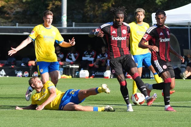 Otavio (Eintracht Frankfurt) holt sich den Ball - 02.10.2026 Bundesliga, Saison 26 27: Eintracht Frankfurt vs. Eintracht Braunschweig, Deutsche Bank Park, Trainingsplatz, Testspiel