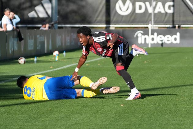 Lawrence Setordije (Eintracht Frankfurt) kommt im Zweikampf mit Mehmet Aydin (Eintracht Braunschweig) zu Fall - 02.10.2026 Bundesliga, Saison 26 27: Eintracht Frankfurt vs. Eintracht Braunschweig, Deutsche Bank Park, Trainingsplatz, Testspiel