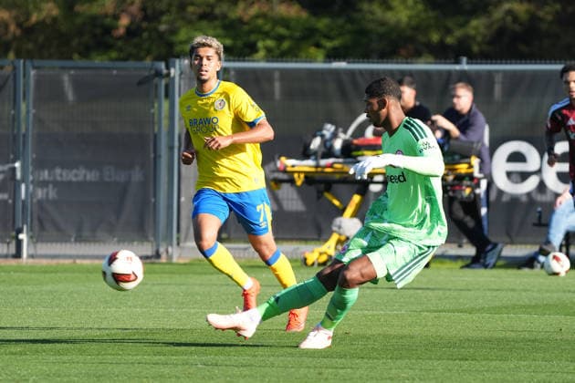 Torwart Kaua Santos (Eintracht Frankfurt) gegen Yann Stamm (Eintracht Braunschweig) - 02.10.2026 Bundesliga, Saison 26 27: Eintracht Frankfurt vs. Eintracht Braunschweig, Deutsche Bank Park, Trainingsplatz, Testspiel