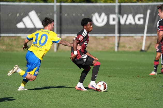 Lawrence Setordije (Eintracht Frankfurt) setzt sich durch gegen Samuele Di Benedetto (Eintracht Braunschweig) - 02.10.2026 Bundesliga, Saison 26 27: Eintracht Frankfurt vs. Eintracht Braunschweig, Deutsche Bank Park, Trainingsplatz, Testspiel