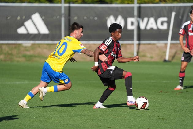 Lawrence Setordije (Eintracht Frankfurt) setzt sich durch gegen Samuele Di Benedetto (Eintracht Braunschweig) - 02.10.2026 Bundesliga, Saison 26 27: Eintracht Frankfurt vs. Eintracht Braunschweig, Deutsche Bank Park, Trainingsplatz, Testspiel