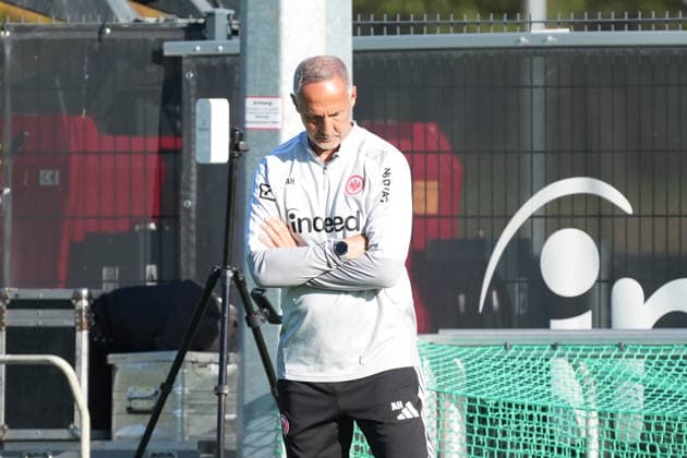 Trainer Adi Hütter (Eintracht Frankfurt) unzufrieden - 02.10.2026 Bundesliga, Saison 26 27: Eintracht Frankfurt vs. Eintracht Braunschweig, Deutsche Bank Park, Trainingsplatz, Testspiel