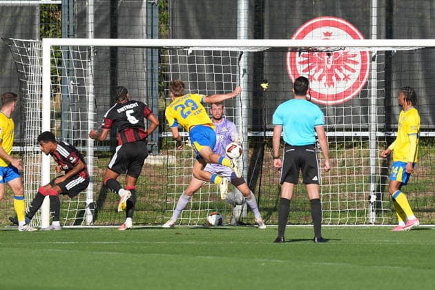 Kopfballtor Otavio (Eintracht Frankfurt) zum 1:0 - 02.10.2026 Bundesliga, Saison 26 27: Eintracht Frankfurt vs. Eintracht Braunschweig, Deutsche Bank Park, Trainingsplatz, Testspiel