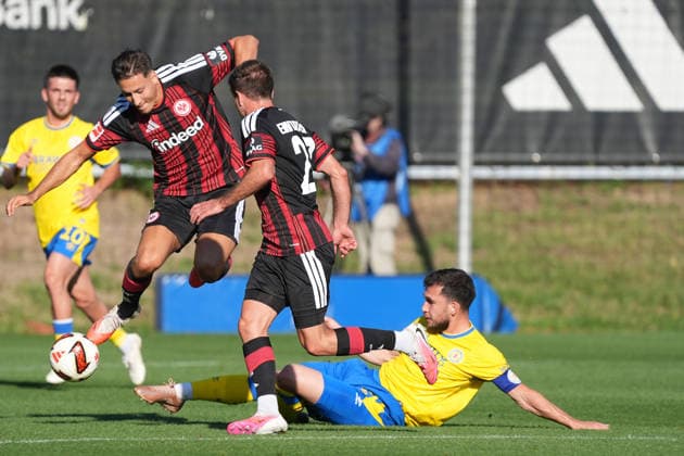 Mehmet Aydin (Eintracht Braunschweig) gegen Younes Ebnoutalib (Eintracht Frankfurt), Mario Götze (Eintracht Frankfurt) - 02.10.2026 Bundesliga, Saison 26 27: Eintracht Frankfurt vs. Eintracht Braunschweig, Deutsche Bank Park, Trainingsplatz, Testspiel