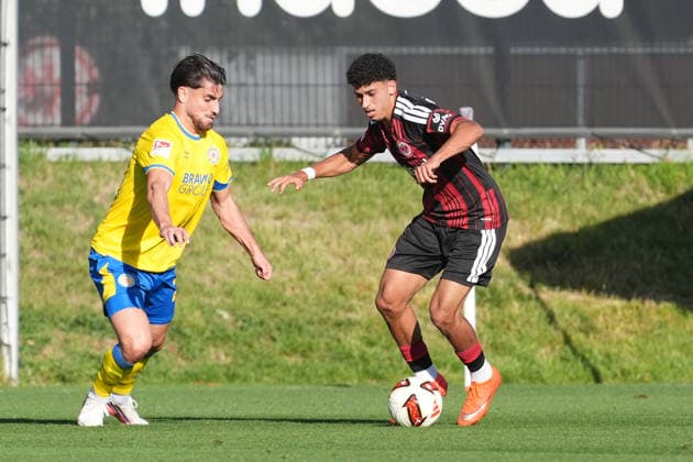 Ayoube Amaimouni-Echghouyab (Eintracht Frankfurt) gegen Mehmet Aydin (Eintracht Braunschweig) - 02.10.2026 Bundesliga, Saison 26 27: Eintracht Frankfurt vs. Eintracht Braunschweig, Deutsche Bank Park, Trainingsplatz, Testspiel