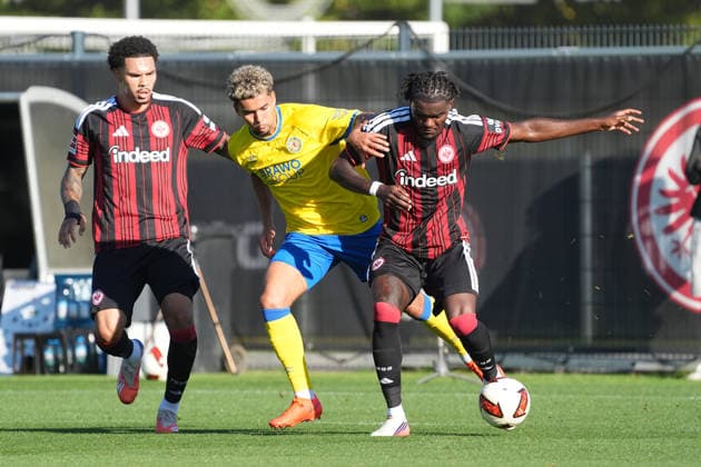 Nnamdi Collins (Eintracht Frankfurt), Lilian Brassier (Eintracht Frankfurt) gegen Yann Stamm (Eintracht Braunschweig) - 02.10.2026 Bundesliga, Saison 26 27: Eintracht Frankfurt vs. Eintracht Braunschweig, Deutsche Bank Park, Trainingsplatz, Testspiel