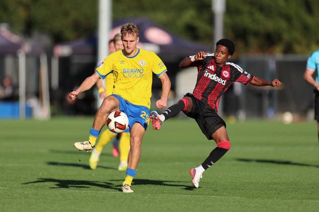 02.10.2026, Fussball Testspiel, Eintracht Frankfurt - Eintracht Braunschweig, v.l., Lukas Frenkert (Eintracht Braunschweig), Lawrence Setordije (Eintracht Frankfurt) DFL DFB REGULATIONS PROHIBIT ANY USE OF PHOTOGRAPHS AS IMAGE SEQUENCES AND OR QUASI-VIDEO. xdcx Copyright: HMBxMedia Claus