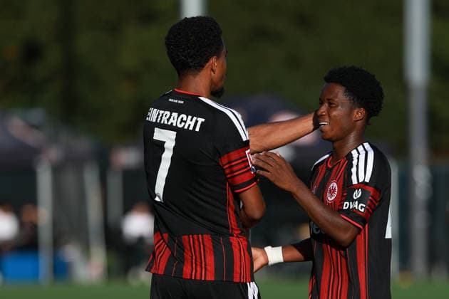 Fußball Testspiel - Eintracht Frankfurt - Eintracht Braunschweig am 02.10.2026 auf dem Trainingsplatz 4 im Deutsche Bank Park in Frankfurt Jubel und Freude bei Ansgar Knauff (Frankfurt 7) und Lawrence Setordjie (Frankfurt 48)