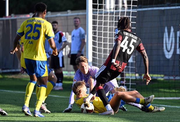 02.10.2026, xjhx, Fussball Testspiel, Eintracht Frankfurt - Eintracht Braunschweig v.l. Ron-Thorben Hoffmann (Eintracht Braunschweig), Lukas Frenkert (Eintracht Braunschweig), Cherif Cisse (Eintracht Frankfurt) Frankfurt am Main