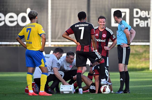 02.10.2026, xjhx, Fussball Testspiel, Eintracht Frankfurt - Eintracht Braunschweig v.l. Ayoube Amaimouni-Echghouyab (Eintracht Frankfurt) Behandlung Frankfurt am Main