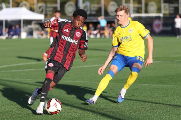 Eintracht Frankfurt - Eintracht Braunschweig, Testspiel Lawrence Setordjie (Eintracht Frankfurt) gegen Tristan Wagner (Braunschweig, 26). Testspiel zwischen Eintracht Frankfurt und Eintracht Braunschweig am 2. Oktober 2026 im Deutsche Bank Park in Frankfurt am Main., Frankfurt am Main Hessen Deutschland Deutsche Bank Park