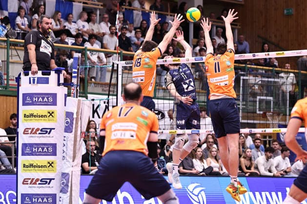 VOLLEYBALL - Coppa Pallavolo Senza Confini HARTBERG,AUSTRIA,02.OCT.26 - VOLLEYBALL - Coppa Pallavolo Senza Confini, TSV Hartberg vs ACH Volley Ljubljana. Image shows Rok Bracko (Ljubljana), Clemens Ecker (Hartberg) and Jost Krzic (Ljubljana).  GEPAxpictures xChrisxBauer