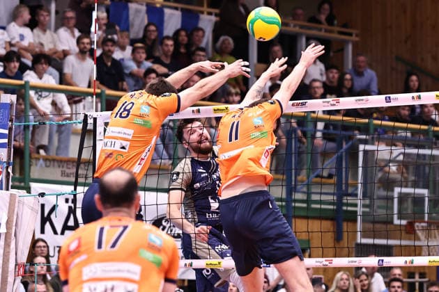 VOLLEYBALL - Coppa Pallavolo Senza Confini HARTBERG,AUSTRIA,02.OCT.26 - VOLLEYBALL - Coppa Pallavolo Senza Confini, TSV Hartberg vs ACH Volley Ljubljana. Image shows Rok Bracko (Ljubljana), Clemens Ecker (Hartberg) and Jost Krzic (Ljubljana).  GEPAxpictures xChrisxBauer