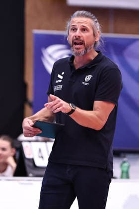 VOLLEYBALL - Coppa Pallavolo Senza Confini HARTBERG,AUSTRIA,02.OCT.26 - VOLLEYBALL - Coppa Pallavolo Senza Confini, TSV Hartberg vs ACH Volley Ljubljana. Image shows head coach Markus Hirczy (Hartberg).  GEPAxpictures xChrisxBauer