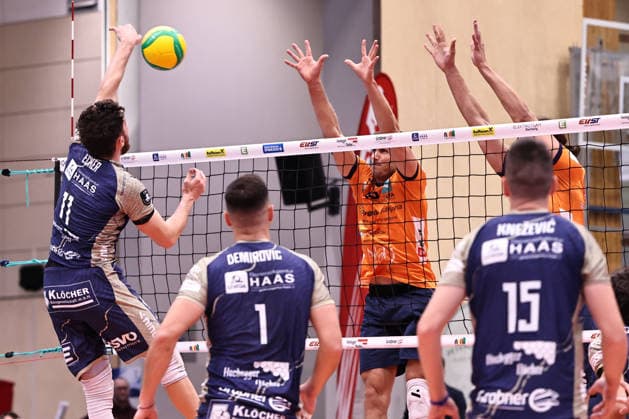VOLLEYBALL - Coppa Pallavolo Senza Confini HARTBERG,AUSTRIA,02.OCT.26 - VOLLEYBALL - Coppa Pallavolo Senza Confini, TSV Hartberg vs ACH Volley Ljubljana. Image shows Clemens Ecker (Hartberg) and Rok Bracko (Ljubljana).  GEPAxpictures xChrisxBauer