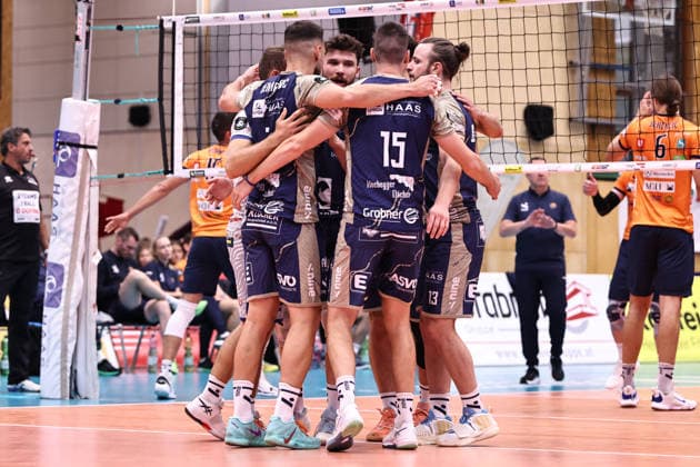 VOLLEYBALL - Coppa Pallavolo Senza Confini HARTBERG,AUSTRIA,02.OCT.26 - VOLLEYBALL - Coppa Pallavolo Senza Confini, TSV Hartberg vs ACH Volley Ljubljana. Image shows the rejoicing of Hartberg.  GEPAxpictures xChrisxBauer