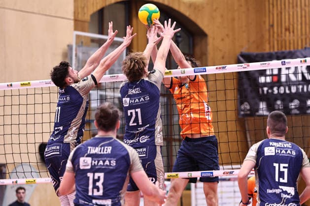 VOLLEYBALL - Coppa Pallavolo Senza Confini HARTBERG,AUSTRIA,02.OCT.26 - VOLLEYBALL - Coppa Pallavolo Senza Confini, TSV Hartberg vs ACH Volley Ljubljana. Image shows Clemens Ecker and Richard Hensel (Hartberg).  GEPAxpictures xChrisxBauer