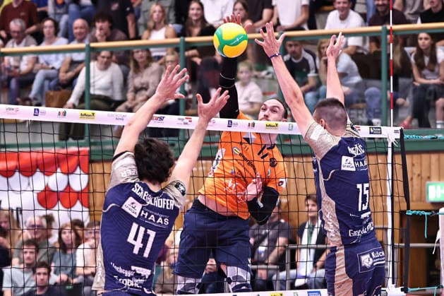 VOLLEYBALL - Coppa Pallavolo Senza Confini HARTBERG,AUSTRIA,02.OCT.26 - VOLLEYBALL - Coppa Pallavolo Senza Confini, TSV Hartberg vs ACH Volley Ljubljana. Image shows Paul Scheiblhofer (Hartberg), Andrej Urnaut (Ljubljana) and Dorde Knezevic (Hartberg).  GEPAxpictures xChrisxBauer