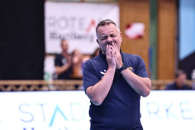 VOLLEYBALL - Coppa Pallavolo Senza Confini HARTBERG,AUSTRIA,02.OCT.26 - VOLLEYBALL - Coppa Pallavolo Senza Confini, TSV Hartberg vs ACH Volley Ljubljana. Image shows head coach Igor Kolakovic (Ljubljana).  GEPAxpictures xChrisxBauer