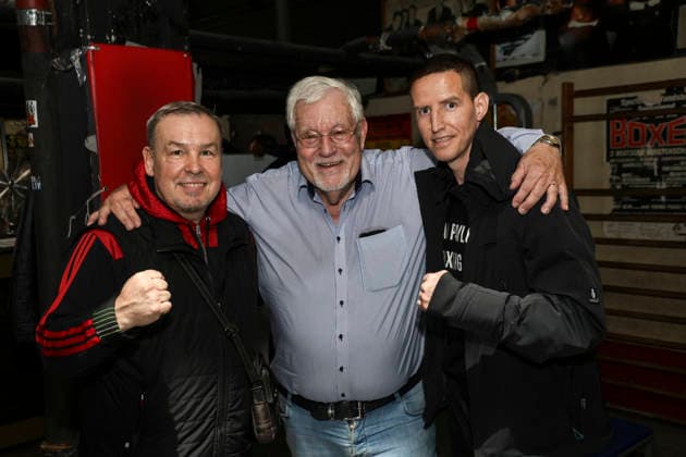 Boxen: Boxen im Norden, Waage, Hamburg, 02.10.2026 Thomas NIssen mit Alex Pavlov und Coach Herrmann