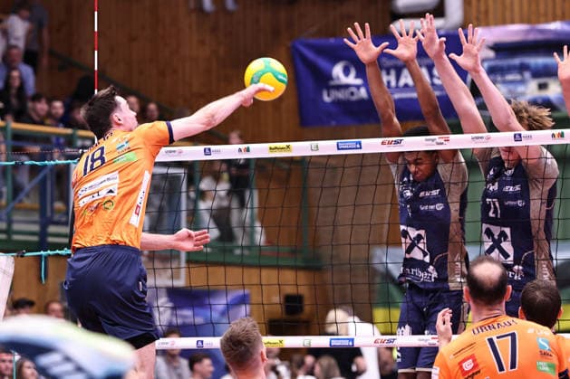 VOLLEYBALL - Coppa Pallavolo Senza Confini HARTBERG,AUSTRIA,02.OCT.26 - VOLLEYBALL - Coppa Pallavolo Senza Confini, TSV Hartberg vs ACH Volley Ljubljana. Image shows Rok Bracko (Ljubljana), Lamin Dionis and Richard Hensel (Hartberg).  GEPAxpictures xChrisxBauer