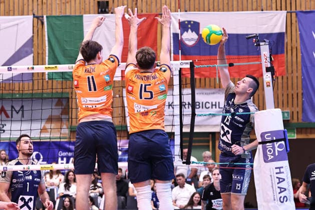 VOLLEYBALL - Coppa Pallavolo Senza Confini HARTBERG,AUSTRIA,02.OCT.26 - VOLLEYBALL - Coppa Pallavolo Senza Confini, TSV Hartberg vs ACH Volley Ljubljana. Image shows Jost Krzic, Jaka Prevorcnik (Ljubljana) and Dorde Knezevic (Hartberg).  GEPAxpictures xChrisxBauer
