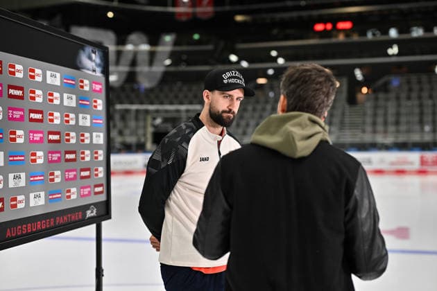 Penny DEL; Augsburger Panther - Grizzlys Wolfsburg, 02.10.2026 AUGSBURG, GERMANY; 02. OCTOBER: Julian MELCHIORI (Grizzlys Wolfsburg 44) beim Interview mit Magenta vor dem Match der Penny DEL zwischen den Augsburger Panthern und den Grizzlys Wolfsburg am 5. Spieltag im Curt Frenzel Stadion Copyright: xBEAUTIFULxSPORTS Goldbergx