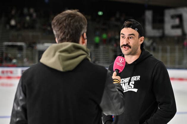 Penny DEL; Augsburger Panther - Grizzlys Wolfsburg, 02.10.2026 AUGSBURG, GERMANY; 02. OCTOBER: im Bild Trevor PARKES (Augsburger Panther 84) beim Interview mit Magenta vor dem Match der Penny DEL zwischen den Augsburger Panthern und den Grizzlys Wolfsburg am 5. Spieltag im Curt Frenzel Stadion Copyright: xBEAUTIFULxSPORTS Goldbergx